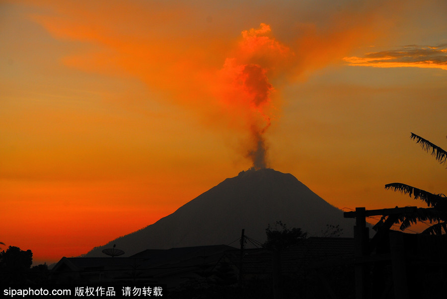 印尼锡纳朋火山持续喷发 日暮时分火光冲天染红天际
