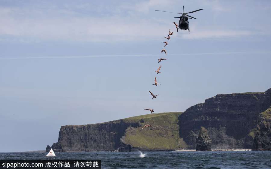 厉害了word哥！英国探险家乘坐直升机从25米高处飞跃莫赫悬崖