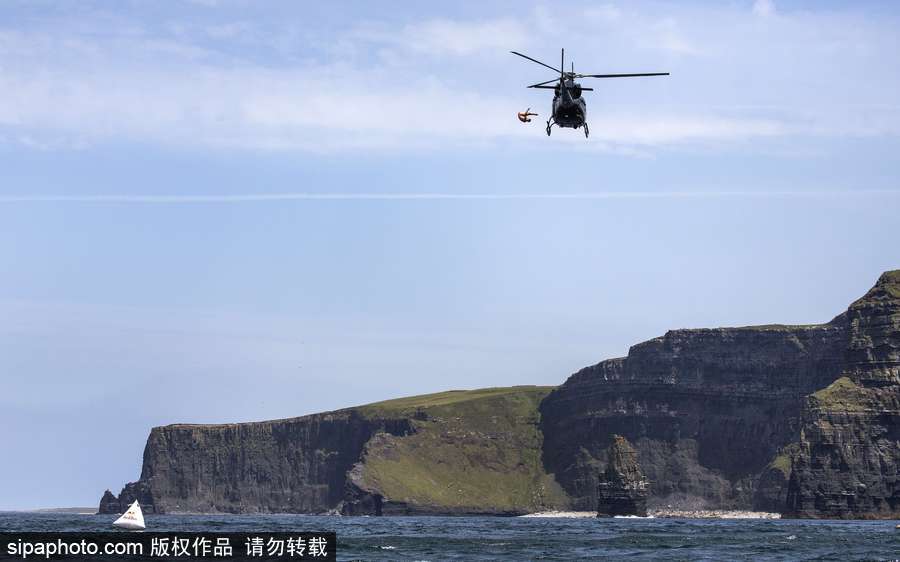 厉害了word哥！英国探险家乘坐直升机从25米高处飞跃莫赫悬崖