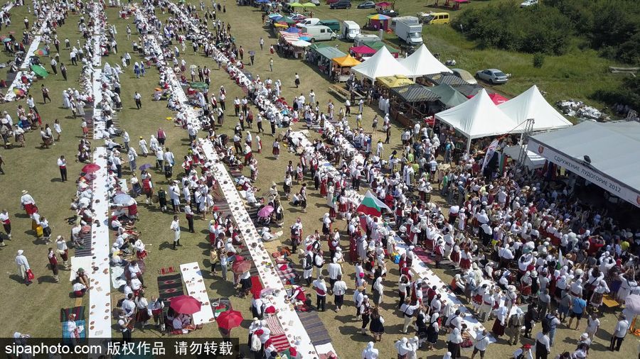 保级利亚旧式婚礼摆“长桌宴” 超4000人参加欲打破吉尼斯世界纪录