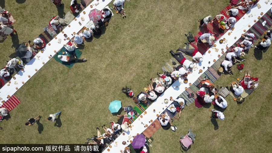 保级利亚旧式婚礼摆“长桌宴” 超4000人参加欲打破吉尼斯世界纪录