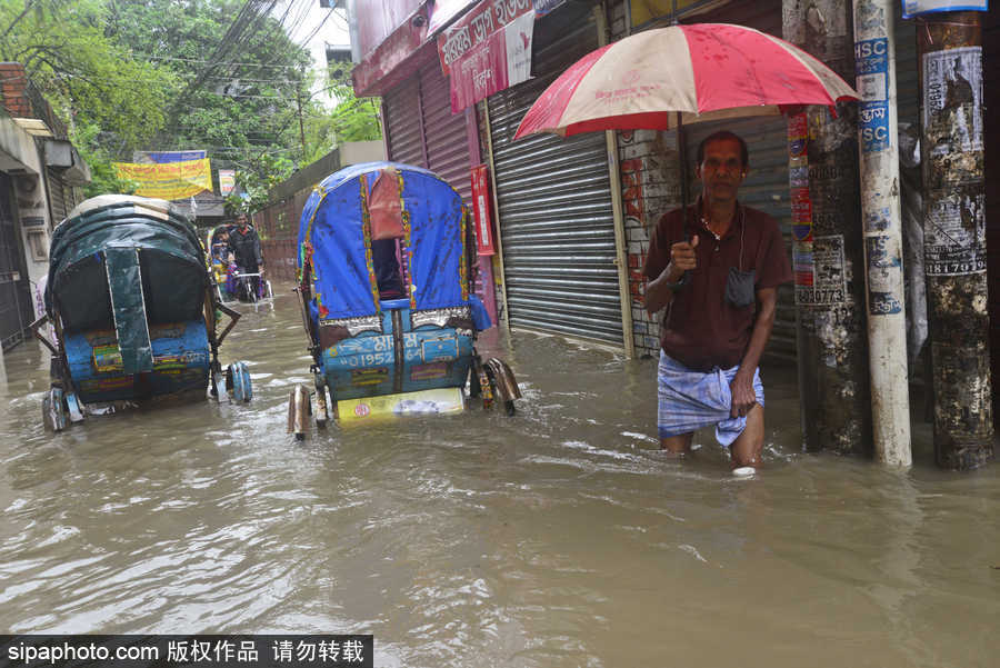 孟加拉国暴雨导致洪水泛滥 街头交通瘫痪