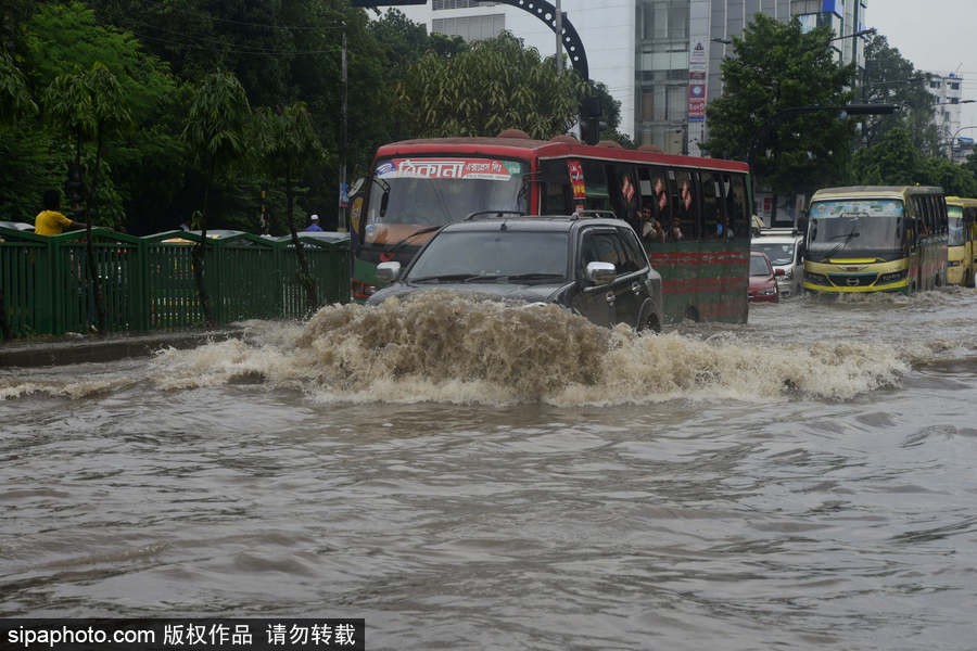 孟加拉国暴雨导致洪水泛滥 街头交通瘫痪