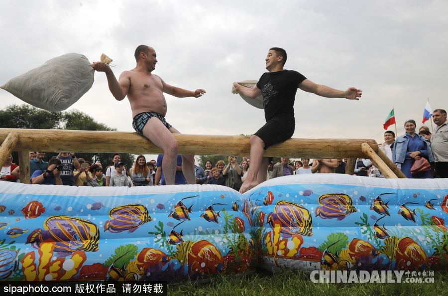 俄罗斯民众庆祝萨班推节 “枕头大战”挑水桶等竞赛激烈上演