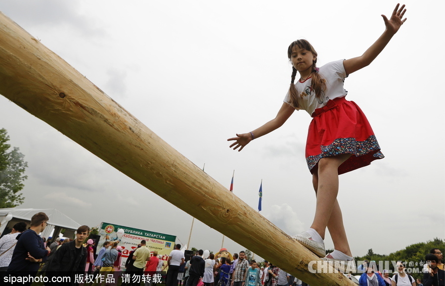 俄罗斯民众庆祝萨班推节 “枕头大战”挑水桶等竞赛激烈上演