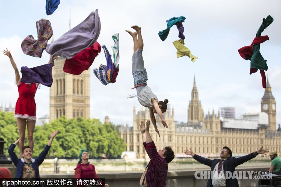 这才叫“放飞自我” 马戏团成员伦敦街头上演花式空翻