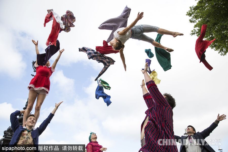 这才叫“放飞自我” 马戏团成员伦敦街头上演花式空翻