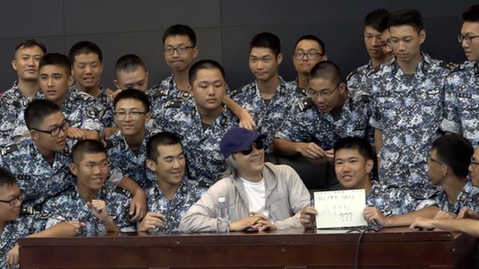 周星驰：更多学生参加军事夏令营，香港就更有希望