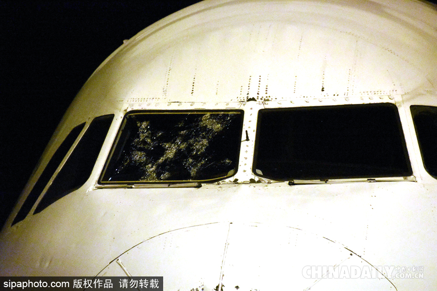 土耳其暴雨冰雹天气袭击 一架飞机受损紧急迫降