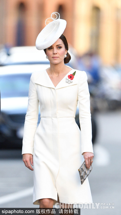 凯特王妃到访比利时 全白套装演绎王室优雅