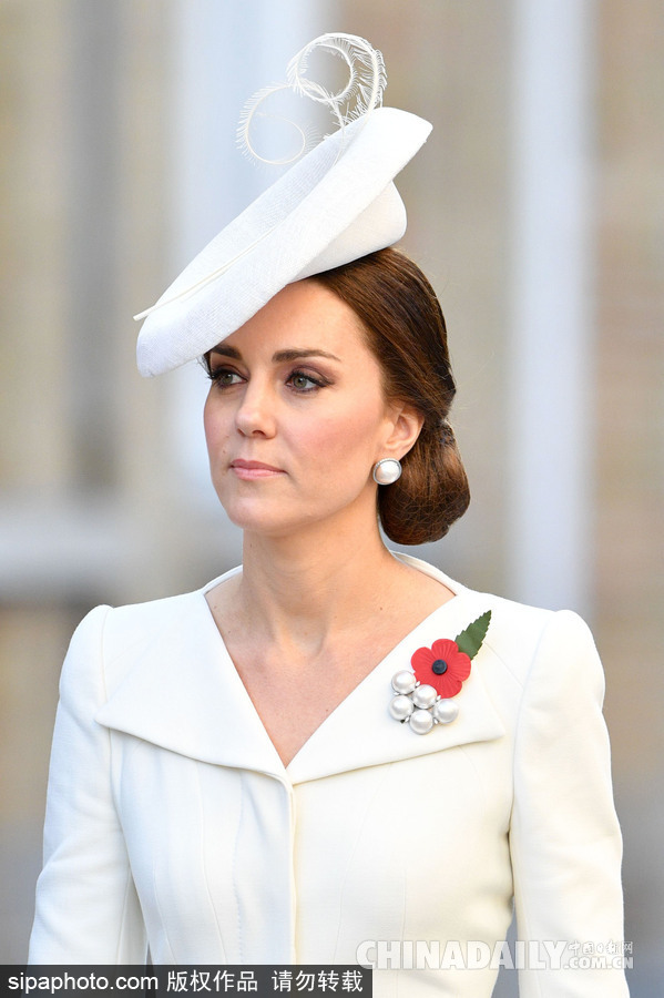 凯特王妃到访比利时 全白套装演绎王室优雅