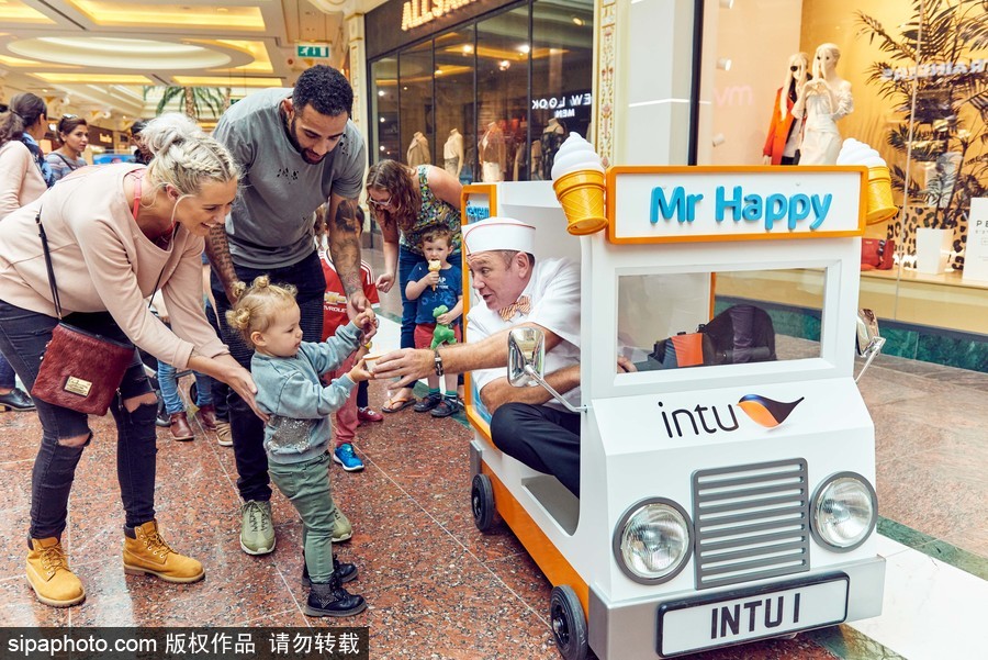 太迷你了！世界最小冰淇淋车亮相似来自“小人国”