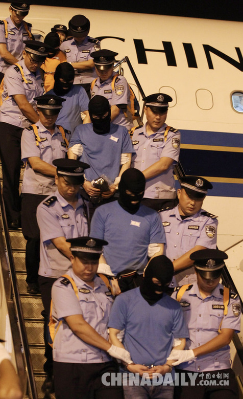 61名跨国电信诈骗案疑犯从印尼押解回国