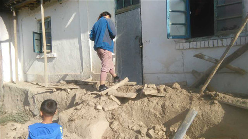 新疆尼勒克驻村工作队全力以赴排查地震灾区