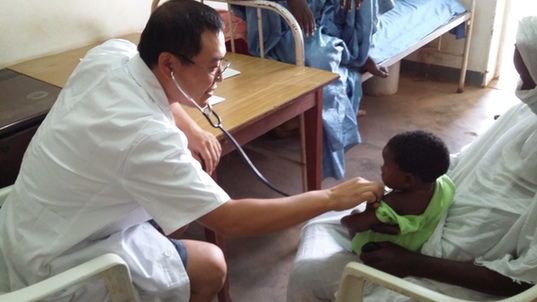 远赴非洲治病救人 儿科医师守望没有硝烟的战场