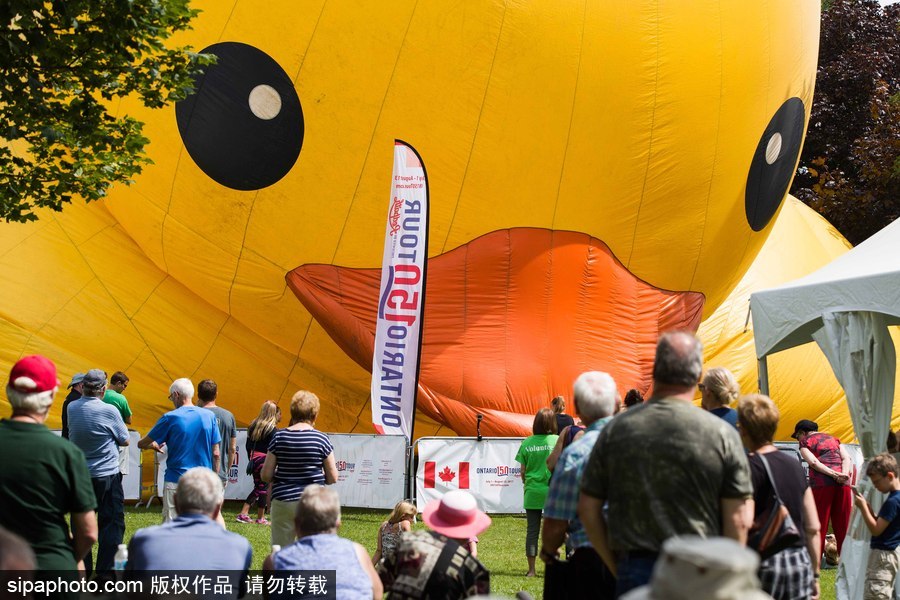 世界最大充气大黄鸭加拿大碉堡岛展出 游客争相拍照留念