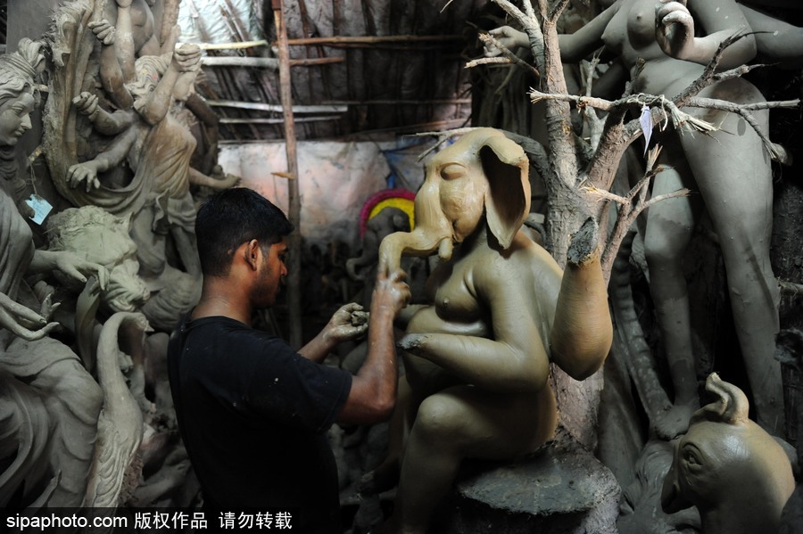 走近印度传统节日甘尼许节 当地艺术家用黏土制作象神甘尼许