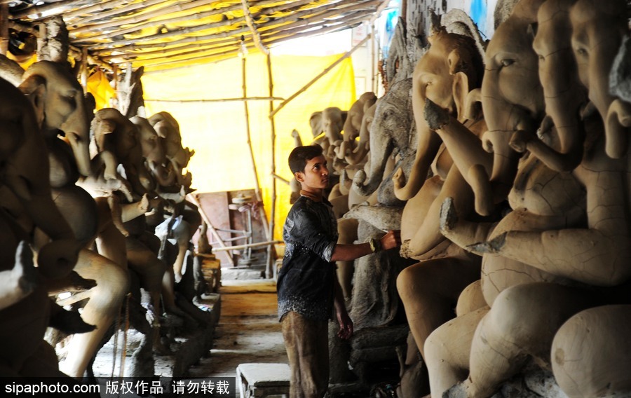 走近印度传统节日甘尼许节 当地艺术家用黏土制作象神甘尼许