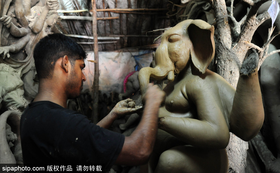 走近印度传统节日甘尼许节 当地艺术家用黏土制作象神甘尼许