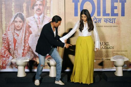 没厕所，不结婚？宝莱坞新电影聚焦印度“缺厕所”难题