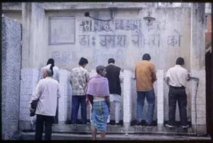 为了修厕所，印度人也是拼了！反观我们国家……