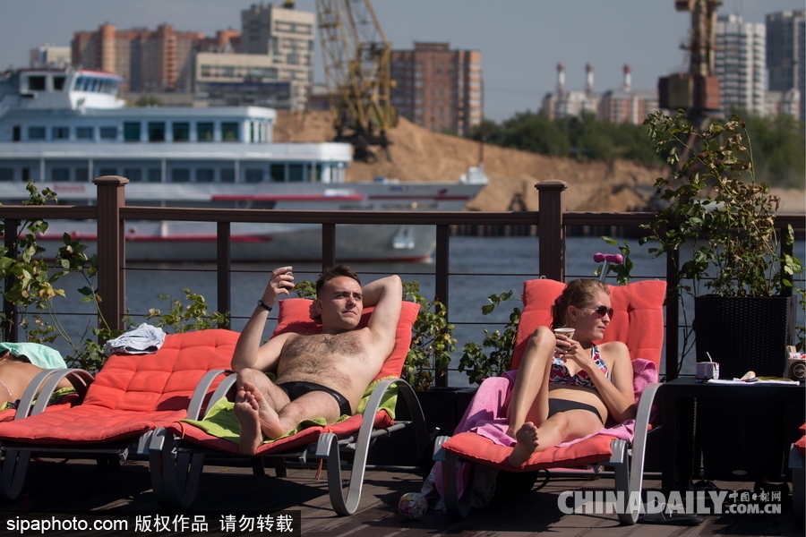 莫斯科民众享受日光浴水边消暑 享受夏日休闲时光