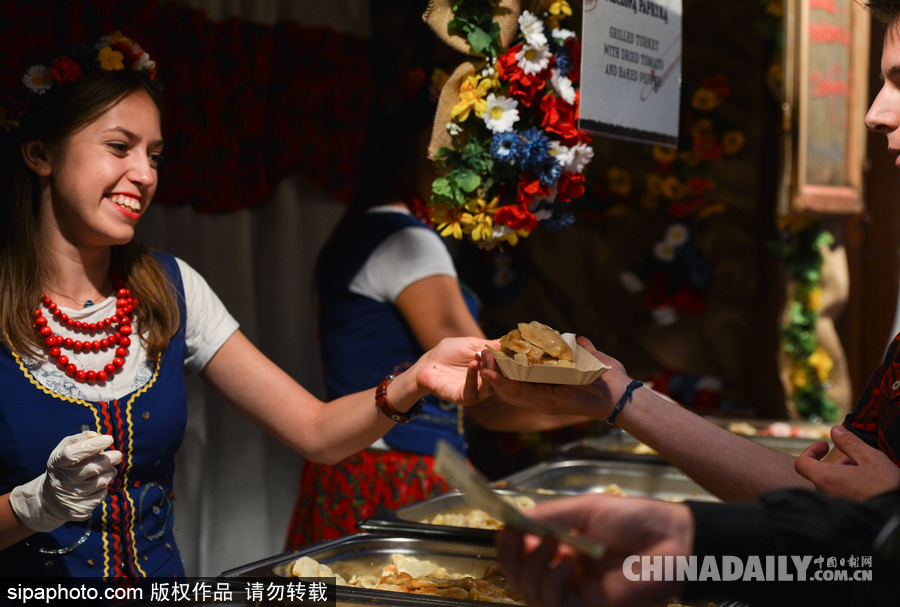 原来外国人也吃饺子 波兰“饺子节”民众大享美食