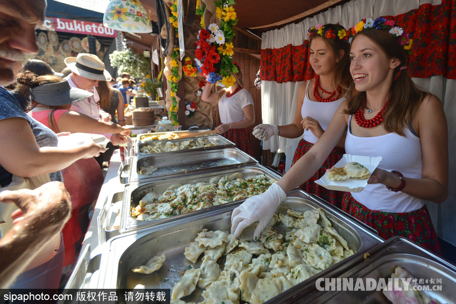 原来外国人也吃饺子 波兰“饺子节”民众大享美食