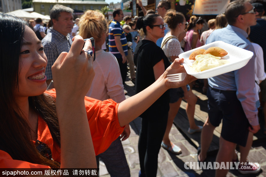 原来外国人也吃饺子 波兰“饺子节”民众大享美食