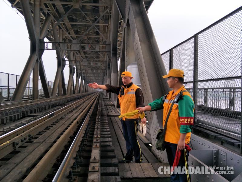 60年，武汉一家三代接力为长江大桥美颜