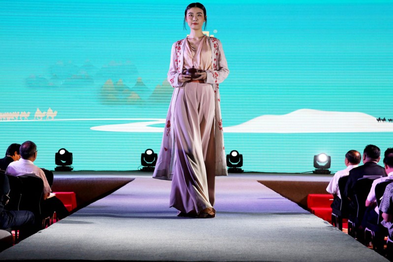 “一带一路”紫玉金砂国礼紫砂艺术巡展在京启动