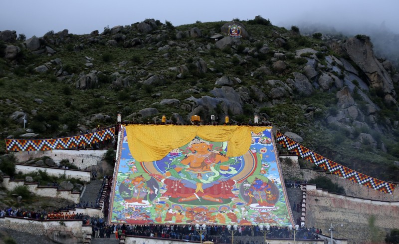 西藏拉萨哲蚌寺举行展佛活动