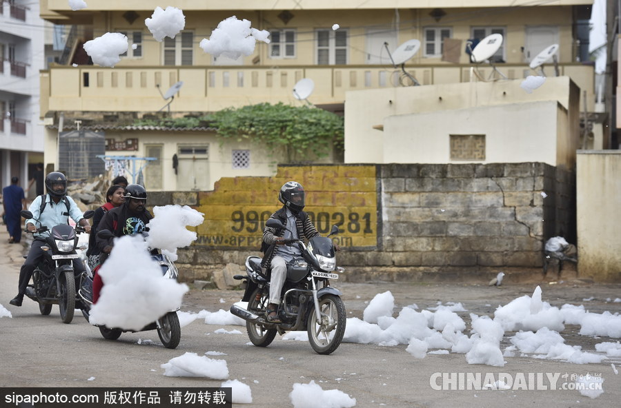 印度贝兰杜尔湖污染严重 产生大量泡沫充斥街头