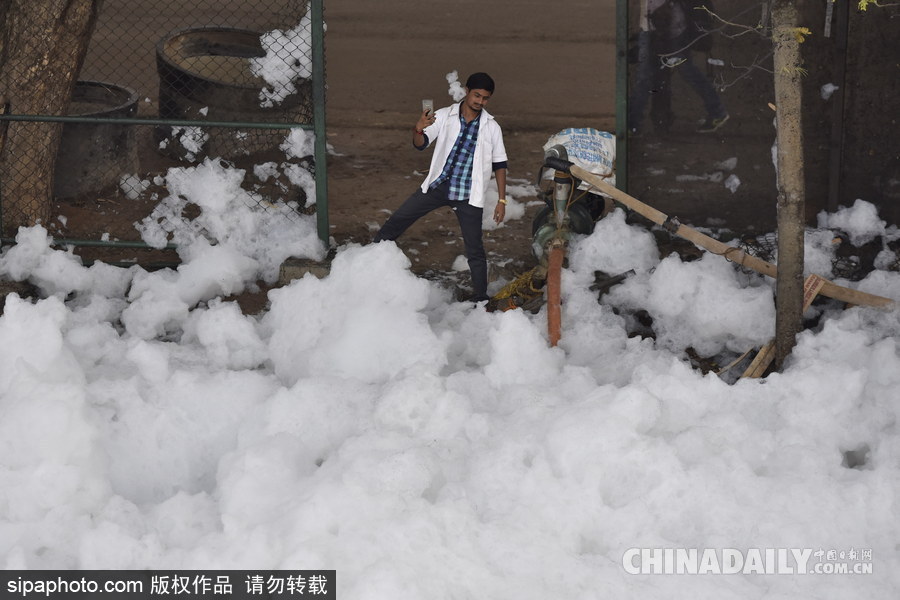 印度贝兰杜尔湖污染严重 产生大量泡沫充斥街头