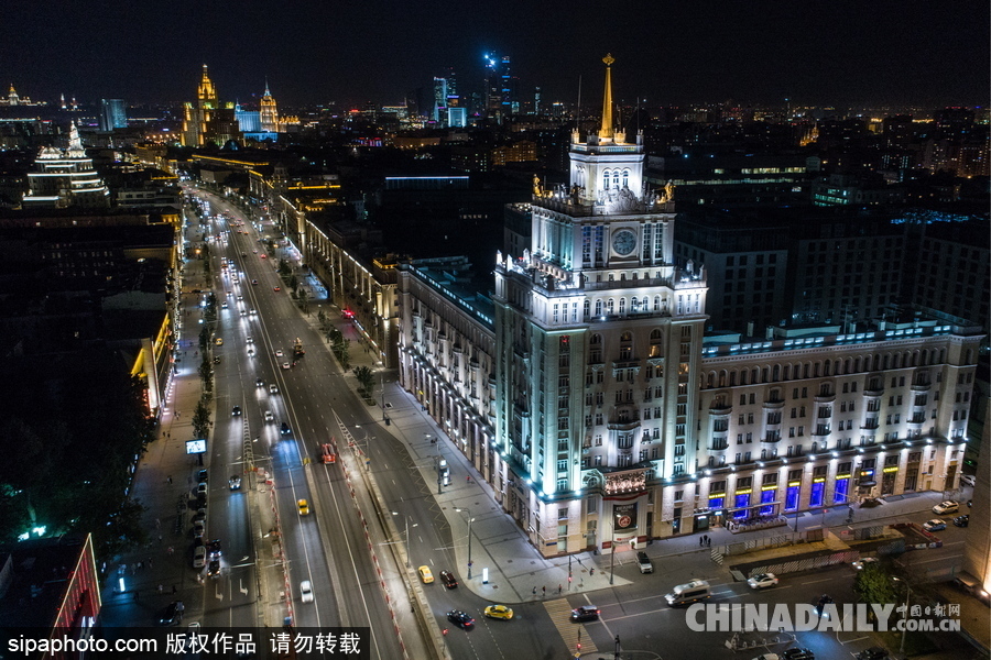 俄罗斯莫斯科城市夜景 灯光通明街头车辆川流不息