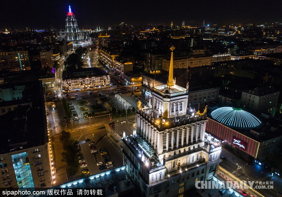 俄罗斯莫斯科城市夜景 灯光通明街头车辆川流不息