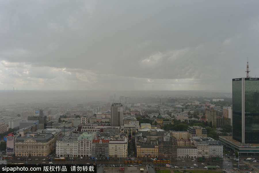 风暴袭击波兰首都华沙 城市上空黄沙蔽日