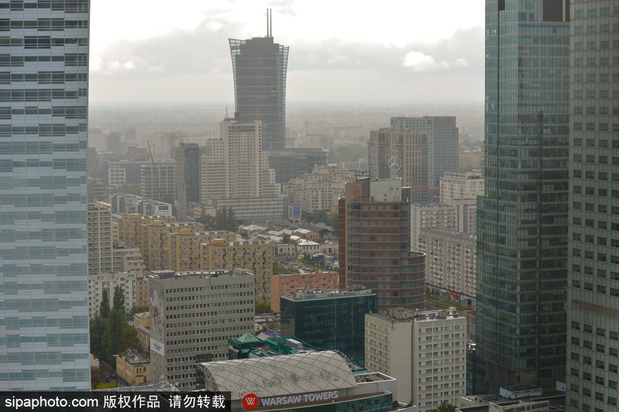 风暴袭击波兰首都华沙 城市上空黄沙蔽日