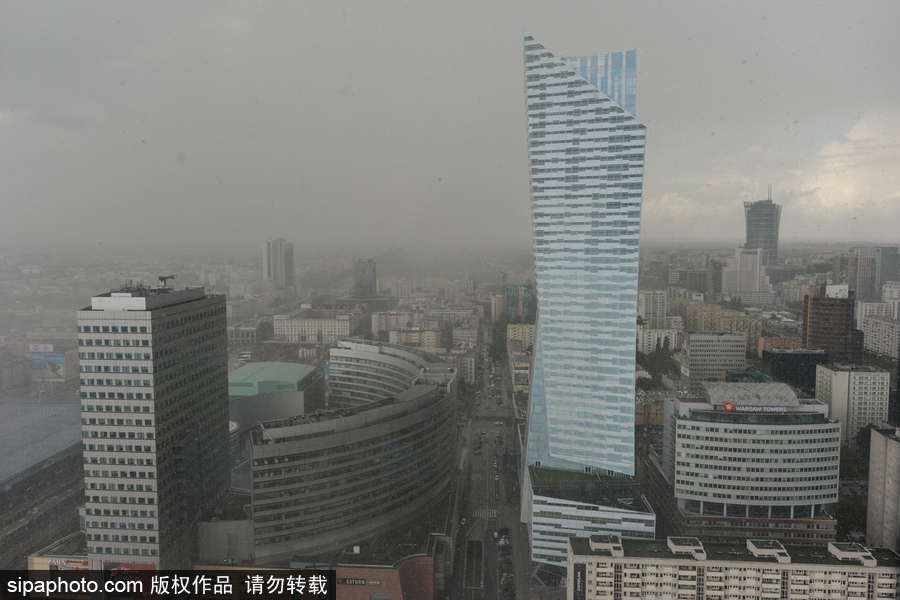 风暴袭击波兰首都华沙 城市上空黄沙蔽日