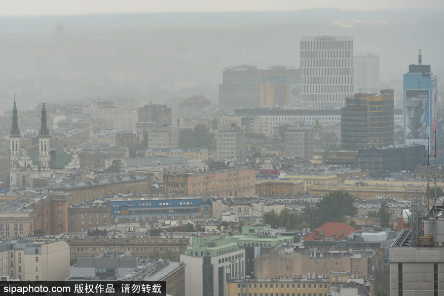 风暴袭击波兰首都华沙 城市上空黄沙蔽日