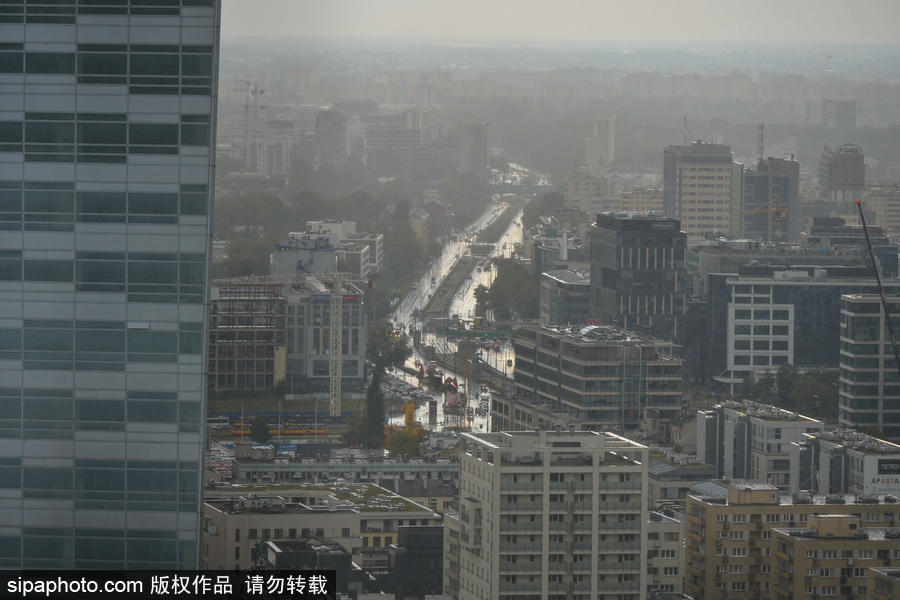 风暴袭击波兰首都华沙 城市上空黄沙蔽日