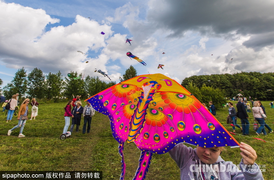 俄罗斯莫斯科举行风筝节 色彩缤纷欢乐十足