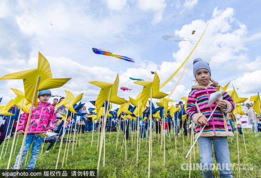 俄罗斯莫斯科举行风筝节 色彩缤纷欢乐十足