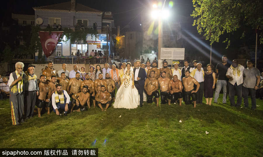 土耳其乡村传统婚礼 上演摔跤大赛硬汉纷纷上场