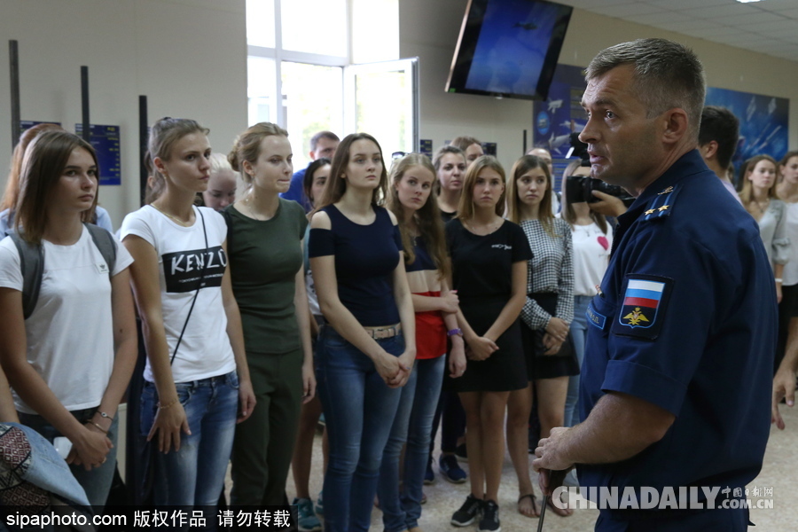 俄罗斯飞行学院招收首批女学员 个个高颜值