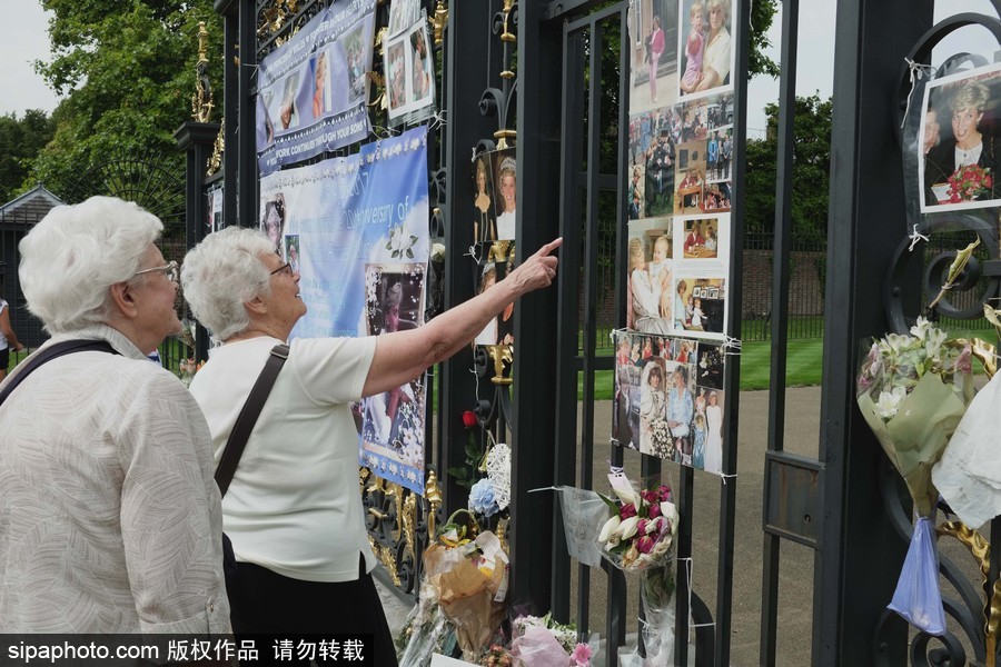 英国肯辛顿宫外摆满照片鲜花 纪念戴安娜王妃逝世20周年