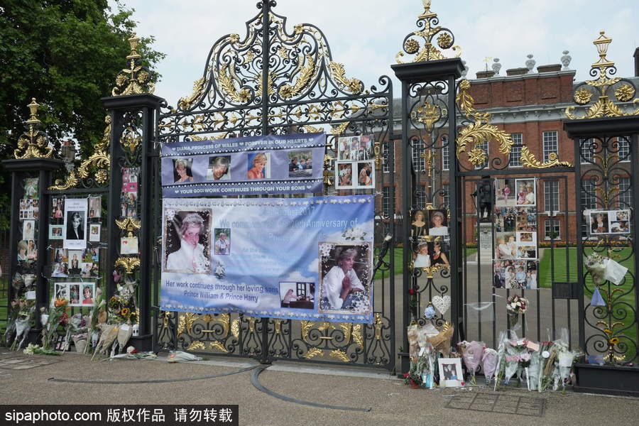 英国肯辛顿宫外摆满照片鲜花 纪念戴安娜王妃逝世20周年