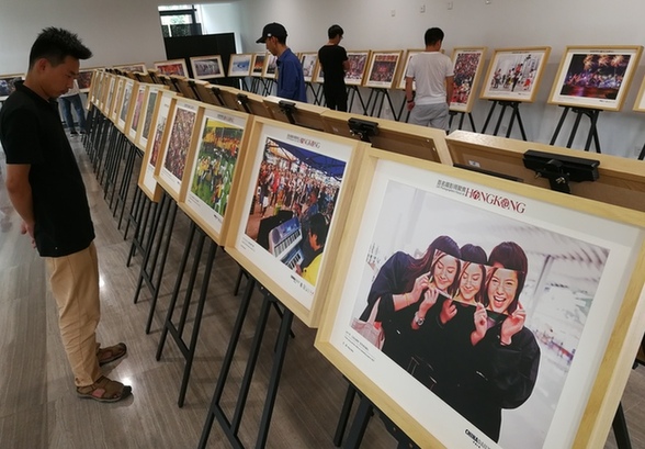 《百名摄影师聚焦香港》精选图片高校巡展首站在清华大学举行