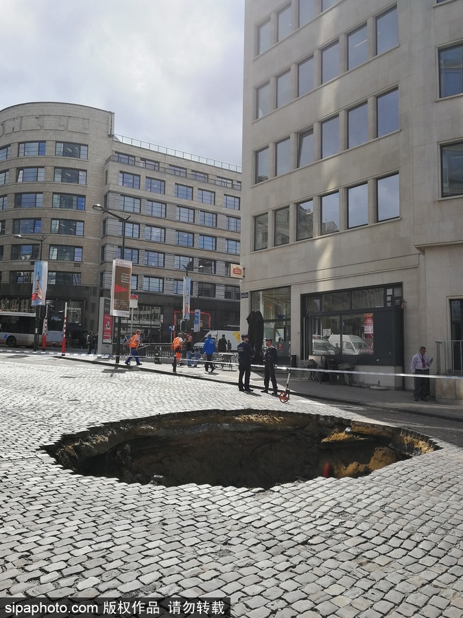 比利时布鲁塞尔中央车站路面塌陷 惊现巨坑
