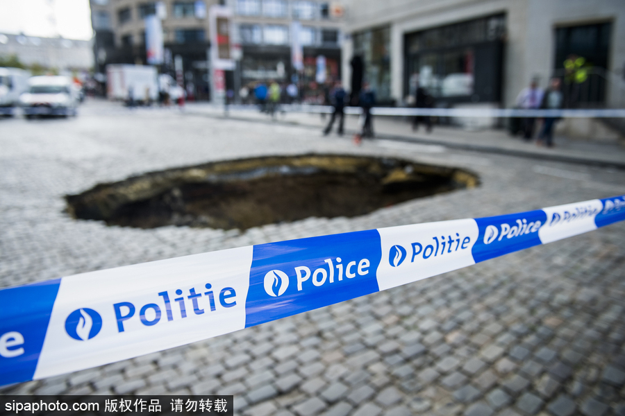 比利时布鲁塞尔中央车站路面塌陷 惊现巨坑